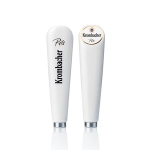  Zapfhahngriff aus Keramik, von beiden Seiten fotografiert. Die eine Seite zeigt schwarze Aufschrift 'Krombacher Pils', die andere zeigt das Krombacher Logo.