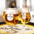 Drei Krombacher Pils Biere in Schwenker Brüssel Gläsern auf einem Krombacher Tablett.