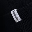 Schwarze Beanie mit weißem Etikett und schwarzem Schriftzug 'Krombacher'.
