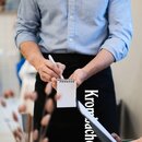 Nahaufnahme eines Kellners in schwarzer Krombacher Bistroschürze.