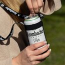 Hand zieht Lasche an einer Krombacher Pils Dose in schwarzem Getränkehalter mit Krombacher-Schriftzug.
