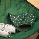 Grüner Bucket Hat mit Bier- und Hopfenmotiven liegt neben zwei Dosen Krombacher Pils auf einem Stul.