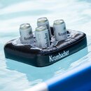 Krombacher Bierdosen in einem schwimmenden Tablett im Pool.