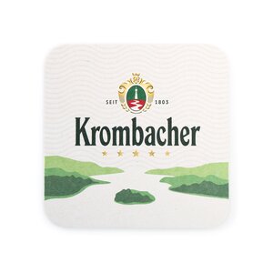 Schicke Bierdeckel mit praktischem Nutzen. Vorderseite des Bierdeckels mit Krombacher-Branding und illustriertem Seemotiv.