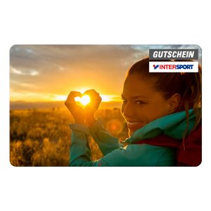 Intersport Gutscheinkarte mit Frau die mit ihren Händen ein Herz vor der untergehenden Sonne in einem Feld formt.