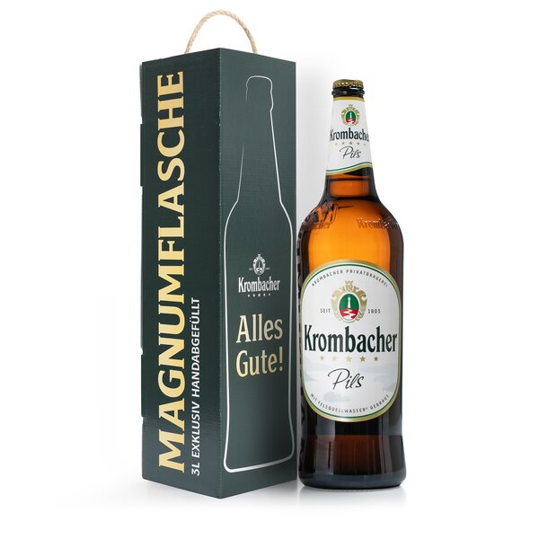 Krombacher Pils 3 Liter Magnumflasche neben grünem Geschenkkarton mit Aufschrift 'MAGNUMFLASCHE 3 L EXKLUSIV HANDABGEFÜLLT' und 'Alles Gute!'.
