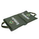 Grünes, faltbares Stadionsitzkissen mit zwei Griffen und weißem Krombacher-Logo samt Wappen auf beiden Seiten.