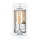 Krombacher Grill-Set mit drei Teilen: Zange, Bürste und Wender, alle mit Holzgriffen und Krombacher-Logo, verpackt in weißer Schachtel.
