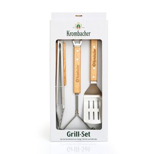 Krombacher Grill-Set mit drei Teilen: Zange, Bürste und Wender, alle mit Holzgriffen und Krombacher-Logo, verpackt in weißer Schachtel.