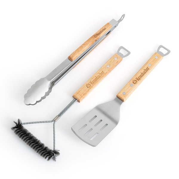 Drei Grillwerkzeuge mit Holzgriffen und Metallteilen: Zange, Bürste mit Drahtborsten und Wender mit Schlitzen, alle mit Flaschenöffner am Griffende.
