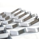 7419_krombachershop_Schaschlikspiess_Set_Produkt_002 Mehrere silberne Schaschlikspieße aus Metall mit gewelltem Griff, auf denen das Wort 'Krombacher' eingraviert ist.