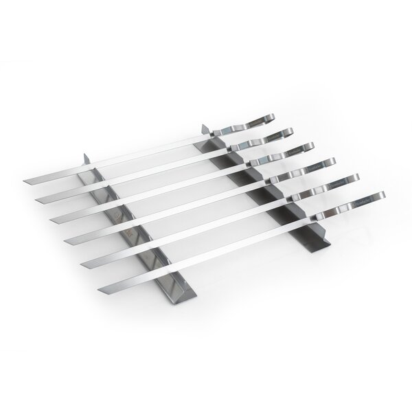 7419_krombachershop_Schaschlikspieß_Set_Produkt_001 Sechs flache, silberne Schaschlikspieße aus Metall mit gebogenen Griffen, liegend auf einem Metallhalter.