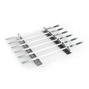 7419_krombachershop_Schaschlikspieß_Set_Produkt_001 Sechs flache, silberne Schaschlikspieße aus Metall mit gebogenen Griffen, liegend auf einem Metallhalter.