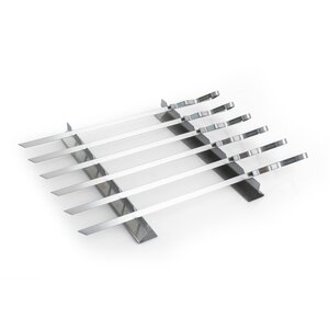 Sechs flache, silberne Schaschlikspieße aus Metall mit gebogenen Griffen, liegend auf einem Metallhalter.