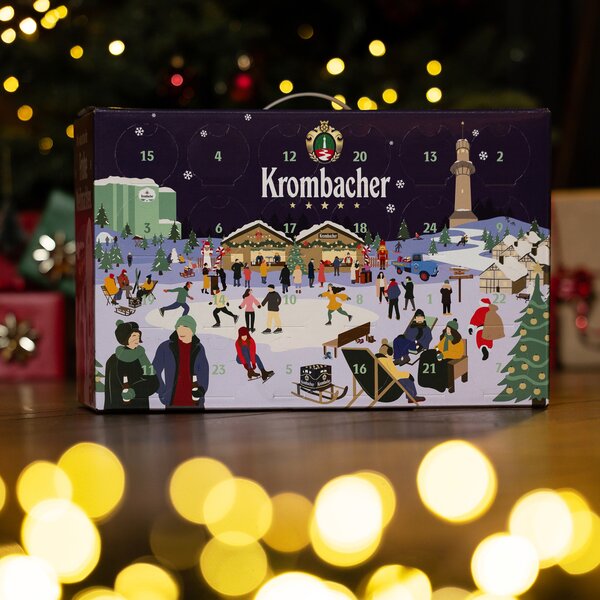 Krombacher Adventskalender vor weihnachtlichem Hintergrund. Krombacher Adventskalender mit winterlicher Szene, Menschen beim Schlittschuhlaufen, Weihnachtsmarktständen und Tannenbaum, Zahlen von 1 bis 24 verteilt