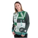 Person trägt einen grünen Pullover mit weißen Schneeflocken, Flaschenmotiv und Krombacher-Logo am Ärmel.