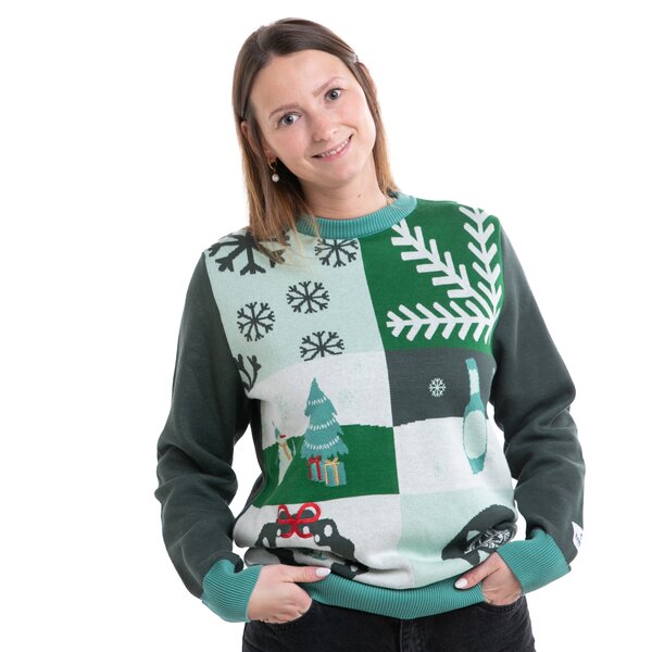 Person trägt einen grünen Pullover mit Weihnachtsmotiven wie Schneeflocken, Tannenbaum, Geschenken und Flasche, Hände in den Taschen.