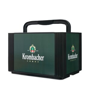 Dunkel grüner Krombacher-Sechserträger mit Griff und Logo auf allen Seitenflächen.