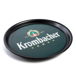 3112_krombachershop_Krombacher_Tablett_Produkt_001 Rundes schwarzes Tablett mit grünem Einsatz, darauf das Krombacher-Logo mit Wappen, Schriftzug und fünf Sternen.