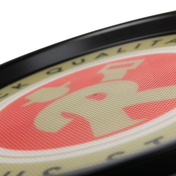 Nahaufnahme eines runden Tabletts mit Rolinck Logo auf rotem Hintergrund und schwarzem Rand.