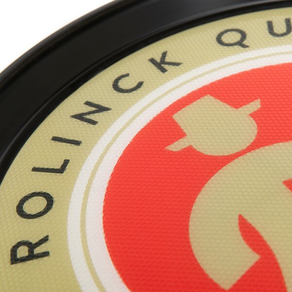 Nahaufnahme eines Tabletts und Rolinck Logo mit rotem Kreis und beige-farbenem Männchen, umgeben von schwarzem Rand und dem Text.