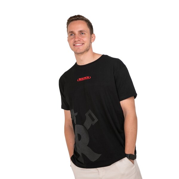 Mann trägt schwarzes T-Shirt mit rotem Schriftzug 'ROLINCK' auf der Brust.