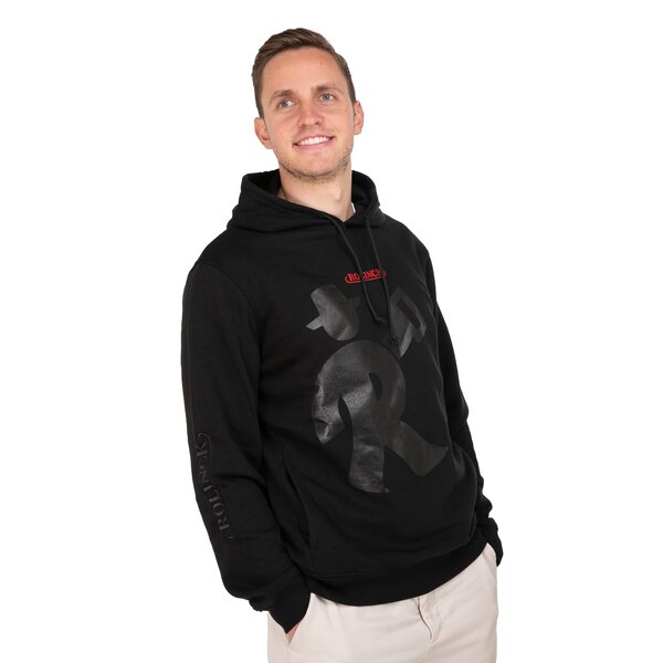 Mann trägt schwarzen Hoodie mit großem, glänzendem Rolinck Männchen und rotem Schriftzug auf der Brust, Hände in den Taschen.