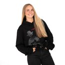 Person mit langem, glattem, blondem Haar trägt schwarzen Hoodie mit Rolinck Männchen und rotem "ROLINCK' Schriftzug auf der Brust, schwarze Hose.