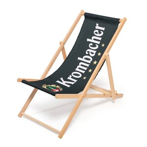 Krombacher Liegestuhl zum entspannen und Sonne genießen. Liegestuhl mit hellbraunem Holzrahmen und dunkelgrünem Stoff mit weißem Schriftzug 'Krombacher' und Logo.