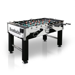 Krombacher Kickertisch mit schwarzen Beinen, silbernem Metallrahmen und Spielfiguren in Rot und Weiß.