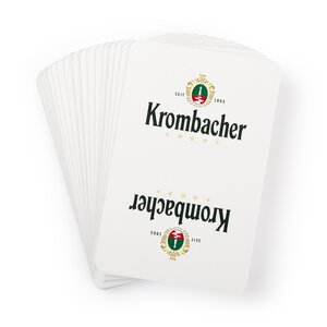 Ein Fächer aus Spielkarten mit dem Schriftzug 'Krombacher' und einem Wappen mit den Jahreszahlen 'SEIT 1803'.
