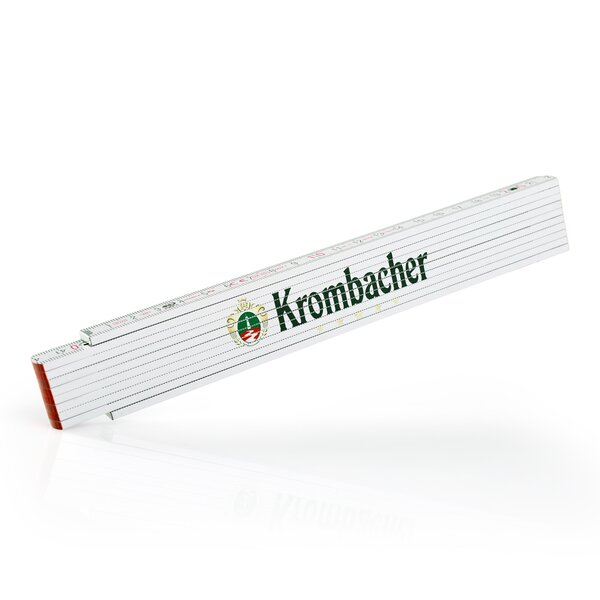 Zusammengeklappter weißer Zollstock mit grünem Schriftzug 'Krombacher' und Logo.