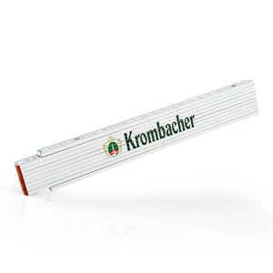 8220_krombachershop_Zollstock_Produkt001_1 Zusammengeklappter weißer Zollstock mit grünem Schriftzug 'Krombacher' und Logo.