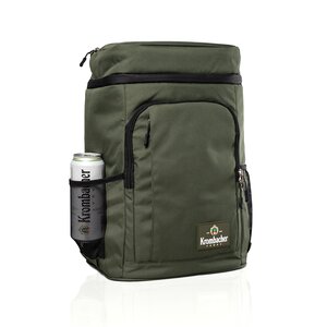 Grüner Kühlrucksack mit Fronttasche, seitlichem Netzfach mit Getränkedose und Krombacher-Logo auf der Vorderseite.