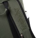 Nahaufnahme eines grünen Kühlrucksacks  dem Schriftzug 'Krombacher' auf dem Schulterträger.