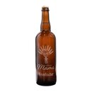 Braune Bierflasche 0,75 L mit goldener Kappe und Gravur eines Weizenbündels mit Herz sowie der Schrift 'Für die beste Mama' und Krombacher Logo.