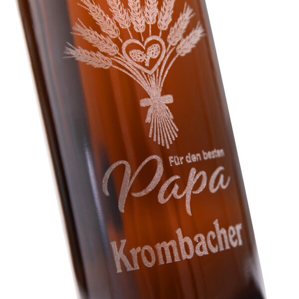 Braune Flasche 0,75 L mit Gravur eines Weizenbündels, darunter die Schrift 'Für den besten Papa' und Krombacher Logo.