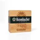 Holzuntersetzer mit eingraviertem Schriftzug "Für den besten Papa" und dem Krombacher-Logo auf dunkel grünem Band.