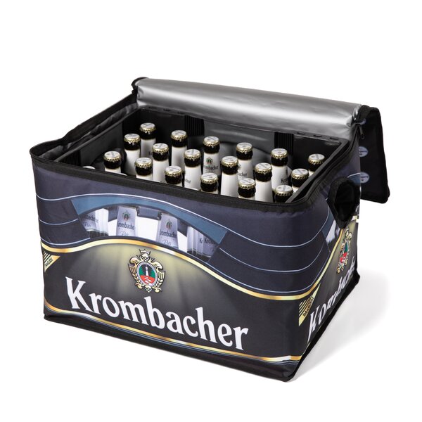 Kühltasche in Optik einer Kormbacher Pils Kiste, geöffnet und mit einer Krombacher Pils Kiste gefüllt.