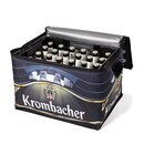 Kühltasche in Optik einer Kormbacher Pils Kiste, geöffnet und mit einer Krombacher Pils Kiste gefüllt.