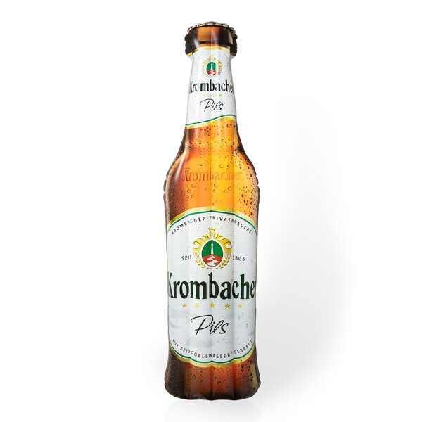Braune Krombacher-Pils-Flasche mit weißem Etikett und goldfarbenem Kronkorken vor weißem Hintergrund