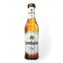 Braune Krombacher-Pils-Flasche mit weißem Etikett und goldfarbenem Kronkorken vor weißem Hintergrund