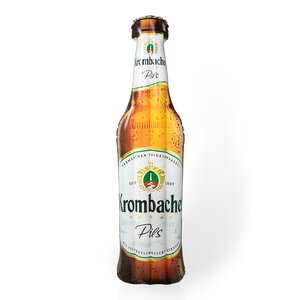 Braune Krombacher-Pils-Flasche mit weißem Etikett und goldfarbenem Kronkorken vor weißem Hintergrund