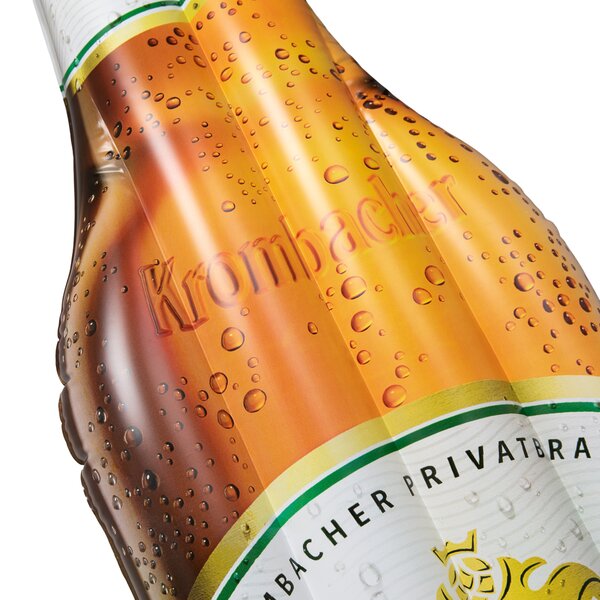 Nahaufnahme einer mit Wassertropfen bedeckten Luftmatratze in Krombacher-Bierflaschen Form