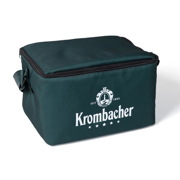 Rechteckige, dunkelgrüne Kühltasche mit Reißverschluss und weißem Krombacher-Logo auf der Vorderseite