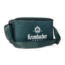 Rechteckige grüne Kühltasche mit Krombacher-Logo und Schultergurt mit eingeprägtem Schriftzug