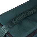 Nahaufnahme einer dunkelgrünen Kühltasche mit Schriftzug 'Krombacher' auf dem Tragegurt