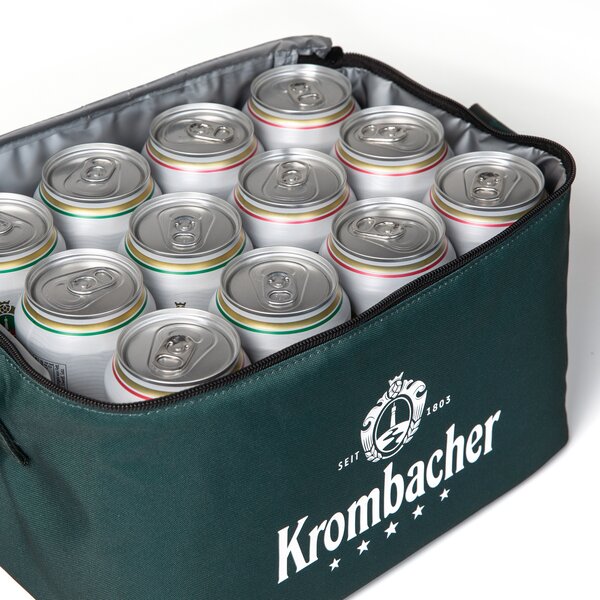 Grüne Kühltasche mit weißem Krombacher-Logo gefüllt mit 12 Dosen Getränken
