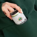 Hand mit hell lackierten Fingernägeln zieht eine Krombacher-Dose aus der Tasche eines dunkelgrünen Hoodies