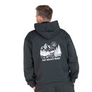 Mann von hinten mit dunkelgrünem Hoodie, auf dem Rücken ein weißes Motiv mit Bergen, Bäumen, Fluss, Sonne und dem Schriftzug 'Auf unsere Natur'